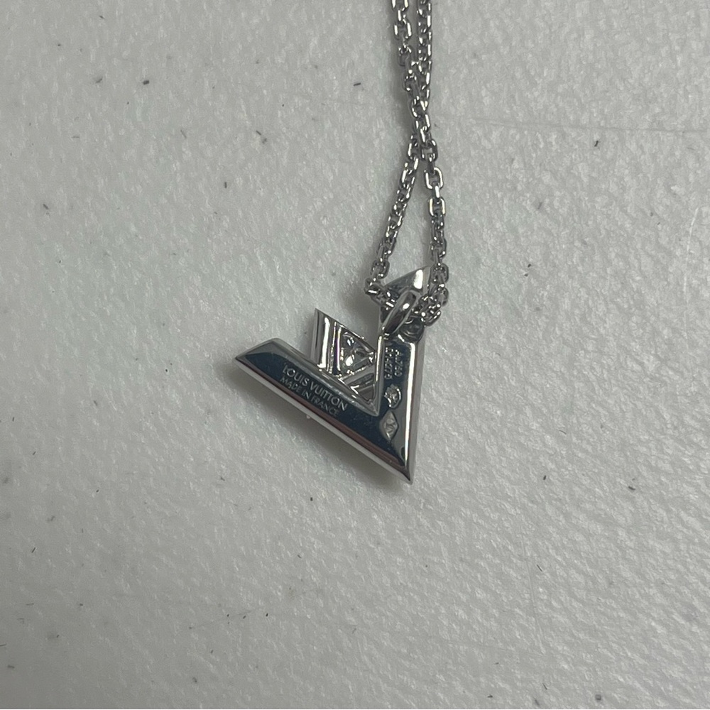 $3,550 Louis Vuitton LV Volt One Small Pendant 18-K White Gold Diamond Necklace - Picture 5 of 11